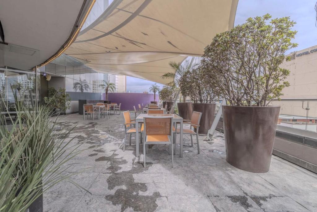 Un restaurante o sitio para comer en Apt with Reforma View Pool and Jacuzzi