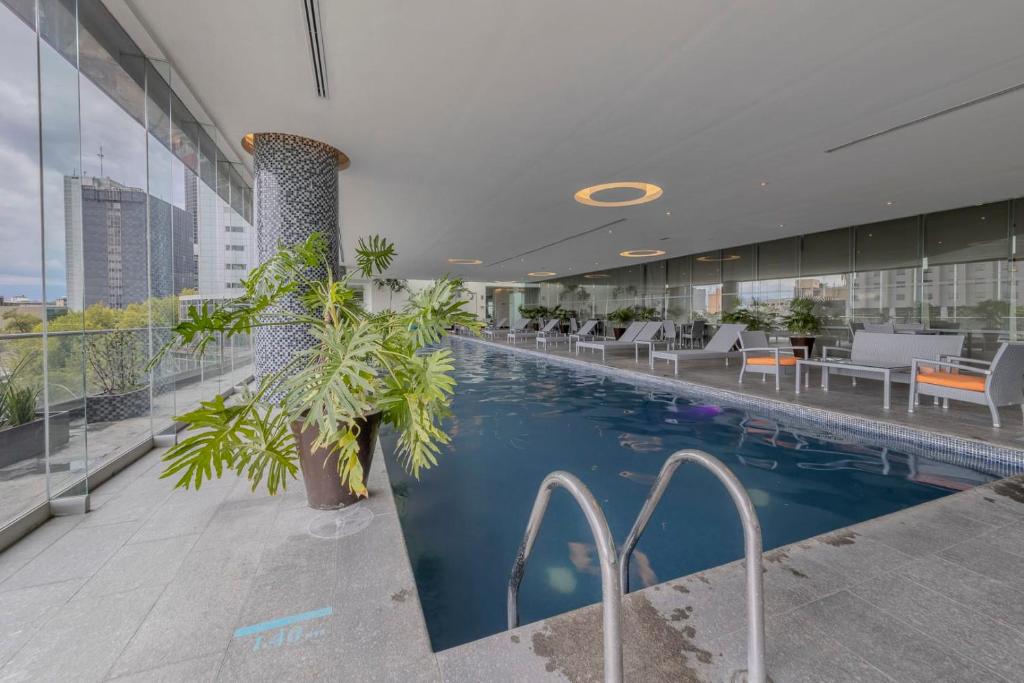 una gran piscina en un edificio con hotel en Apt with Reforma View Pool and Jacuzzi, en Ciudad de México
