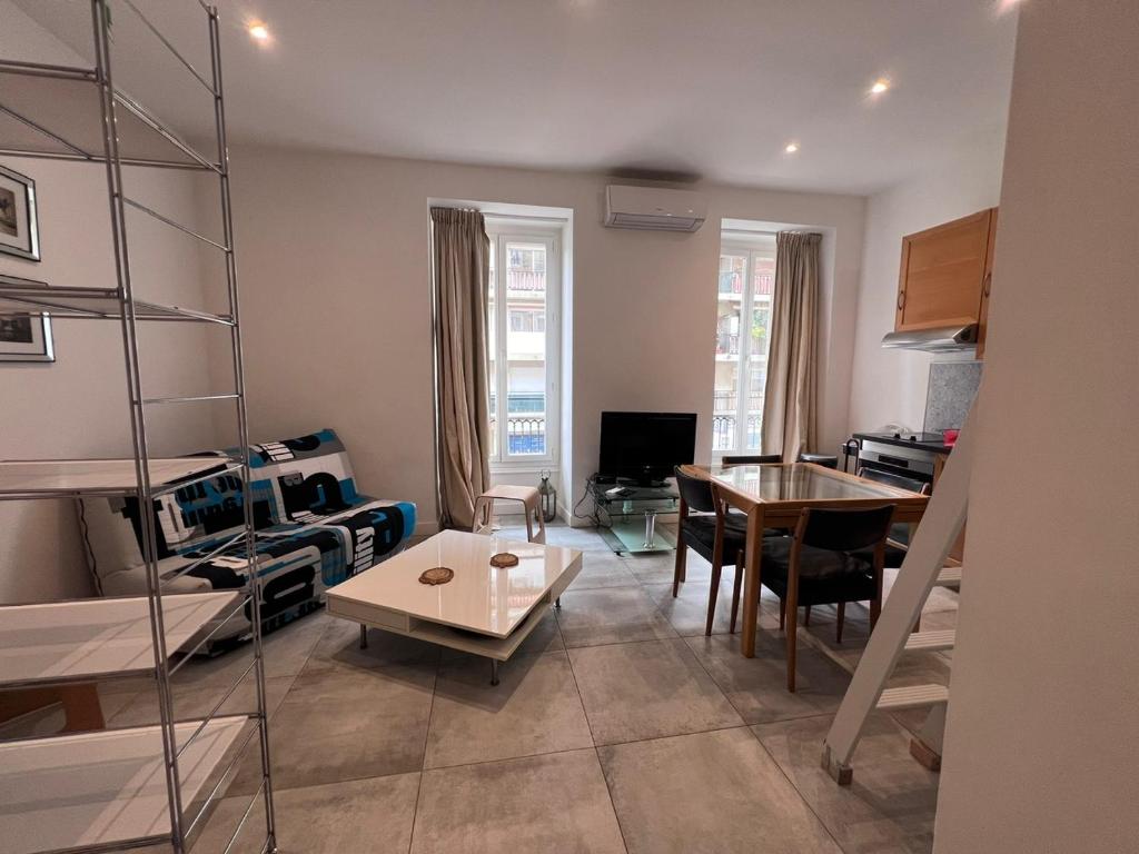 un salon avec une table et une salle à manger dans l'établissement Heart of Nice Harboor cosy and central, à Nice