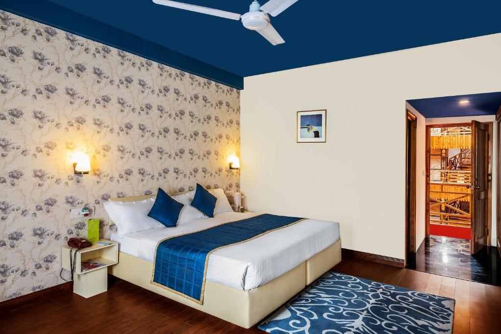 Postel nebo postele na pokoji v ubytování Honeymoon Inn Manali