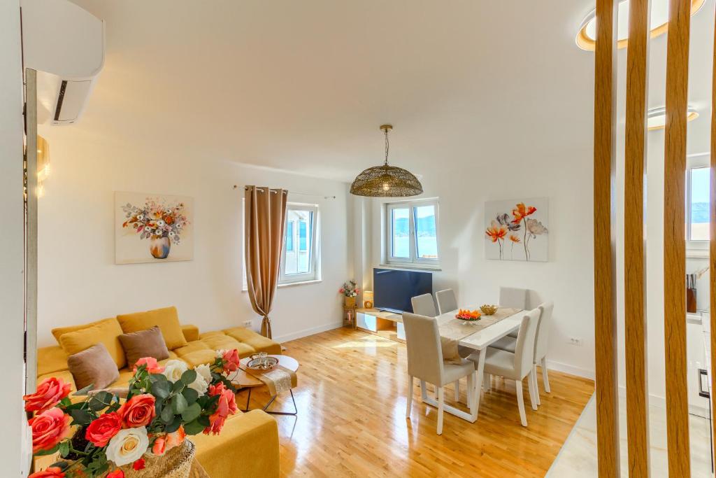 a living room with a couch and a table at Villa ARIJANA 2 in Slatine