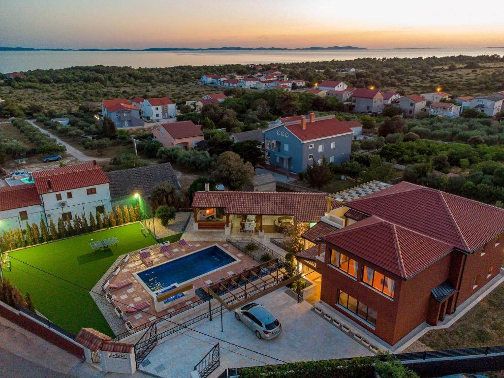 Bazén v ubytovaní Villa Frenky ZadarVillas alebo v jeho blízkosti