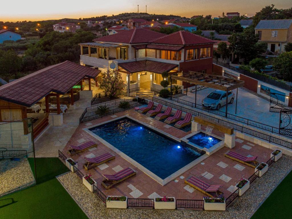 Bazén v ubytovaní Villa Frenky ZadarVillas alebo v jeho blízkosti
