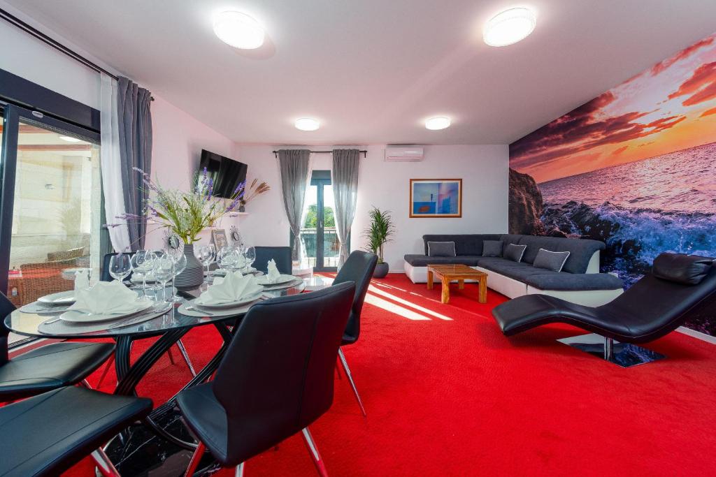 Televízia a/alebo spoločenská miestnosť v ubytovaní Villa Frenky ZadarVillas