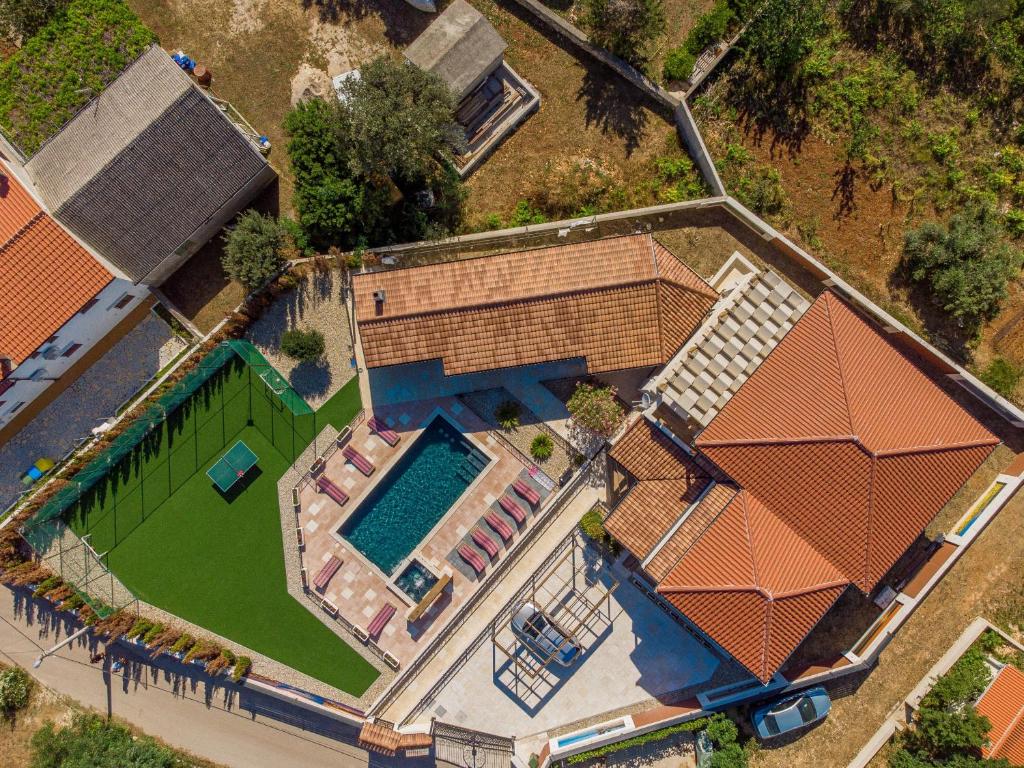 Bazén v ubytovaní Villa Frenky ZadarVillas alebo v jeho blízkosti