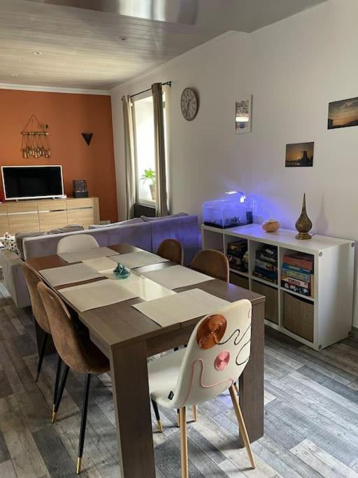 une pièce avec une table, des chaises et un canapé dans l'établissement Appartement Royat bourg, à Royat
