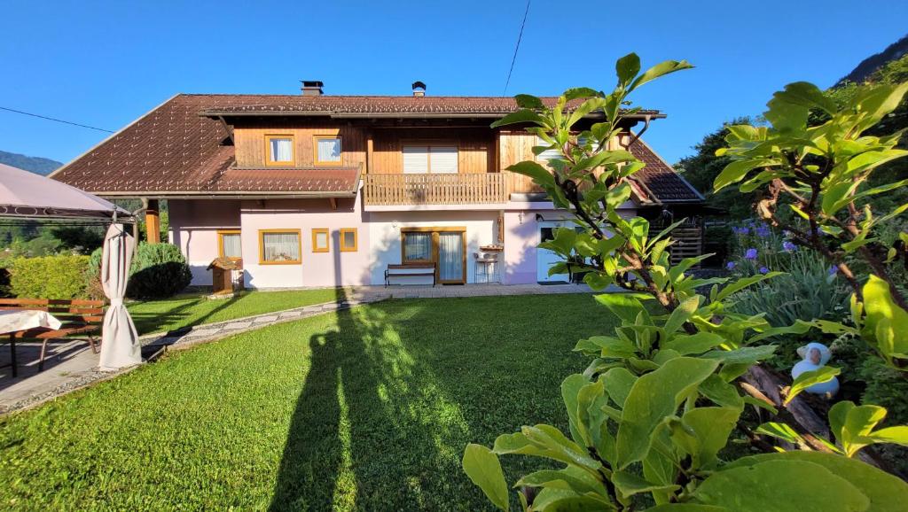 dom z trawnikiem przed nim w obiekcie Haus Sunshine w mieście Hermagor