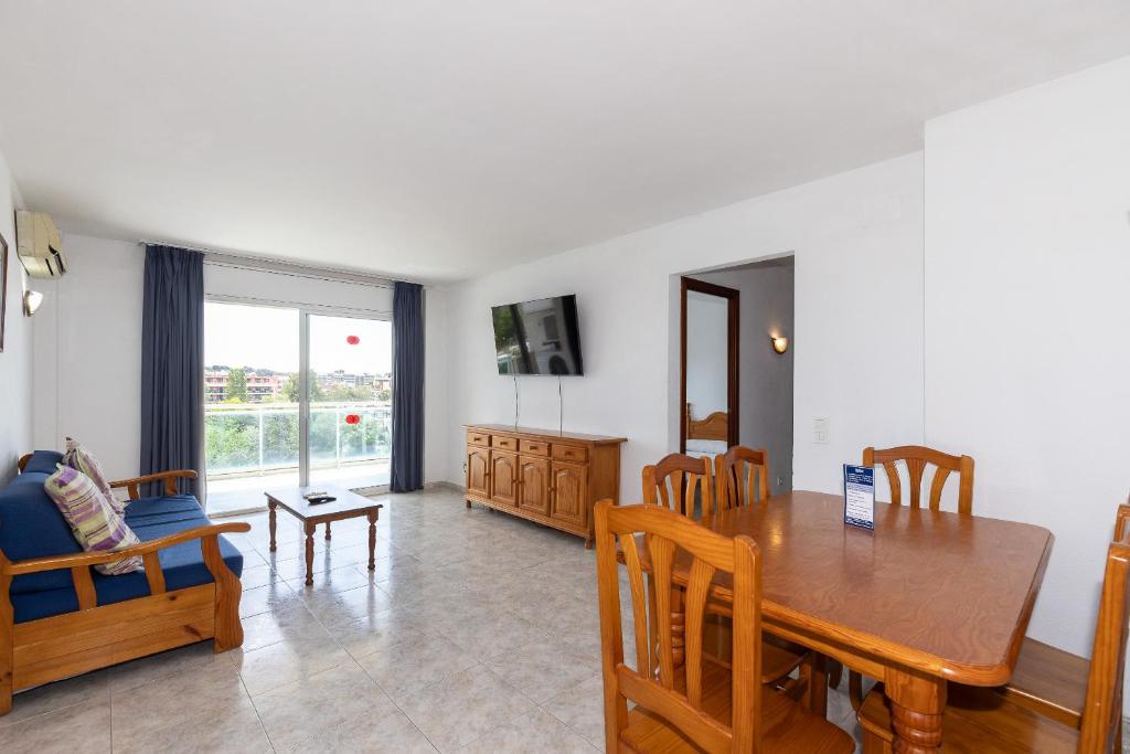 Rentalmar Ventura Village - Three-Bedroom Apartment (8 Adults)