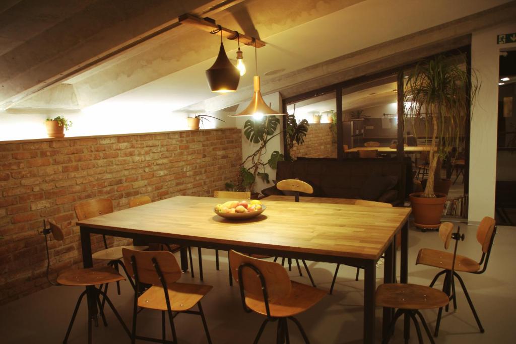 Posezení v ubytování GARAGE HOSTEL