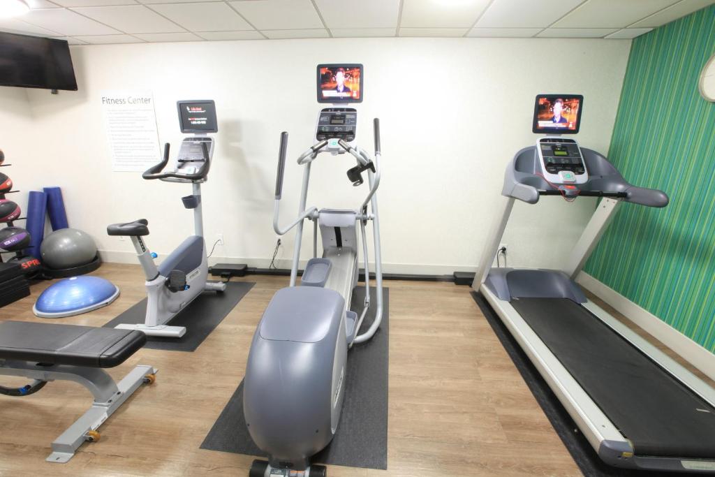 a gym with several treadmills and cardio machines at Holiday Inn Express & Suites Chattanooga-Hixson by IHG in Hixson