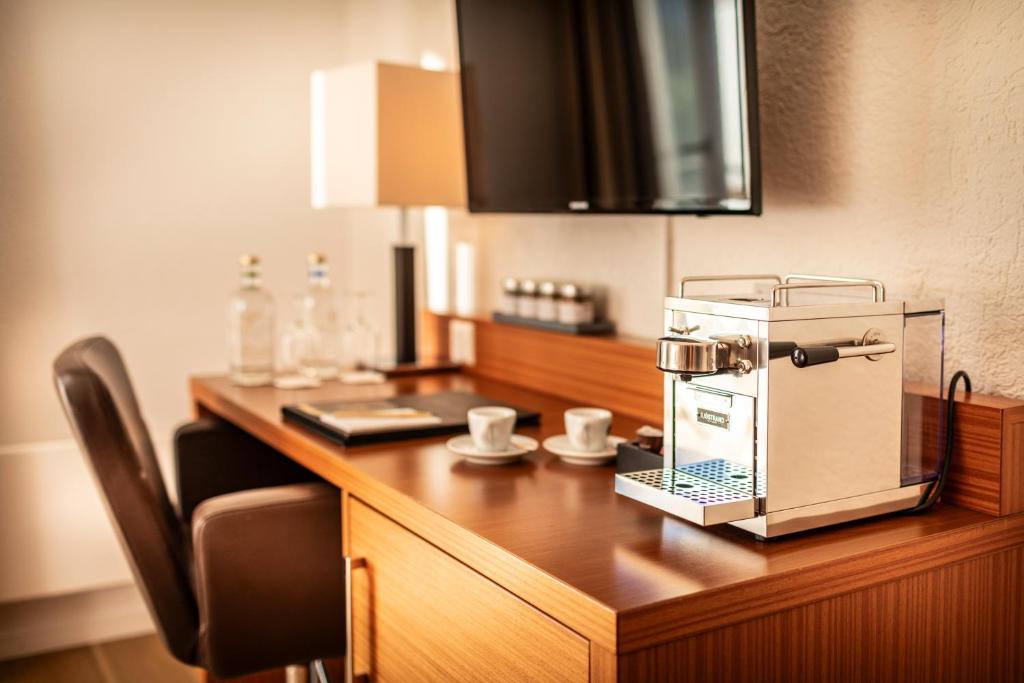 Kuchyň nebo kuchyňský kout v ubytování Hotel la Palma au Lac