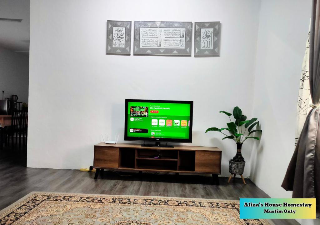 TV a/nebo společenská místnost v ubytování Aliza's House Homestay PD Mini Bungalow