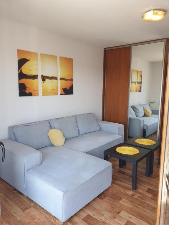 salon z kanapą i stołem w obiekcie Apartament Konrad w centrum 600 m od morza w Kołobrzegu