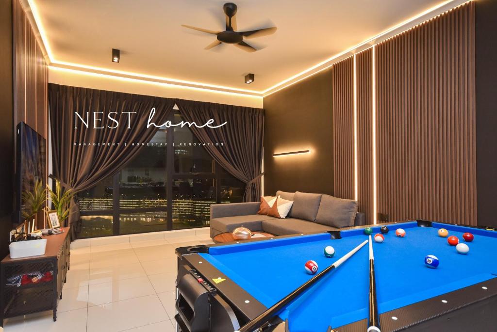 Midvalley Southkey Mosaic Suite by Nest Home - 三卧室高级公寓，带浴缸和台球桌