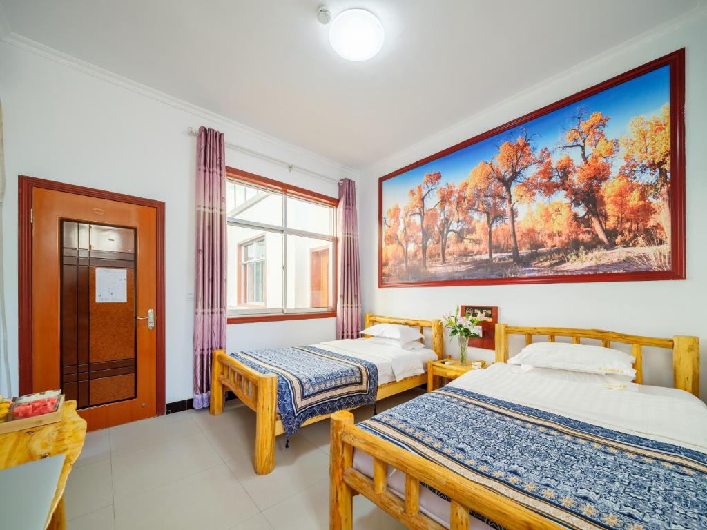 Postel nebo postele na pokoji v ubytování Dunhuang Hu Yang Inn