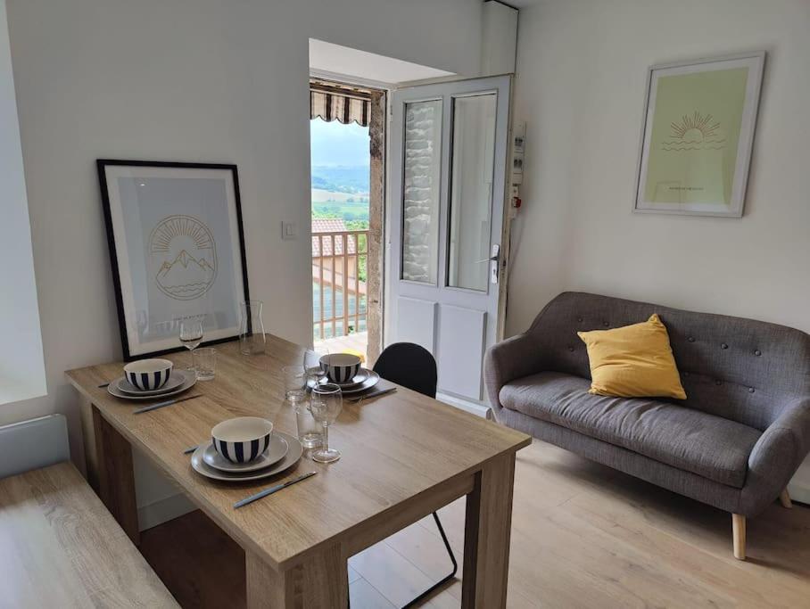 Photo de la galerie de l'établissement T3 neuf avec vue et balcon, au Puy-en-Velay