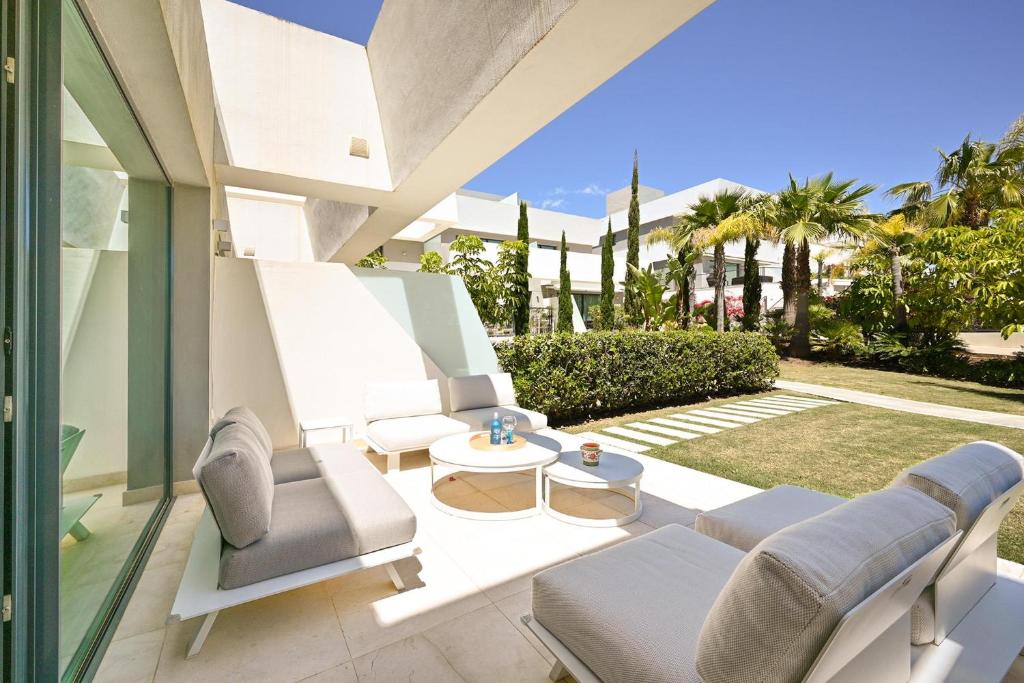 un patio con dos sillas y una mesa en La Valvega 47, en Mijas Costa
