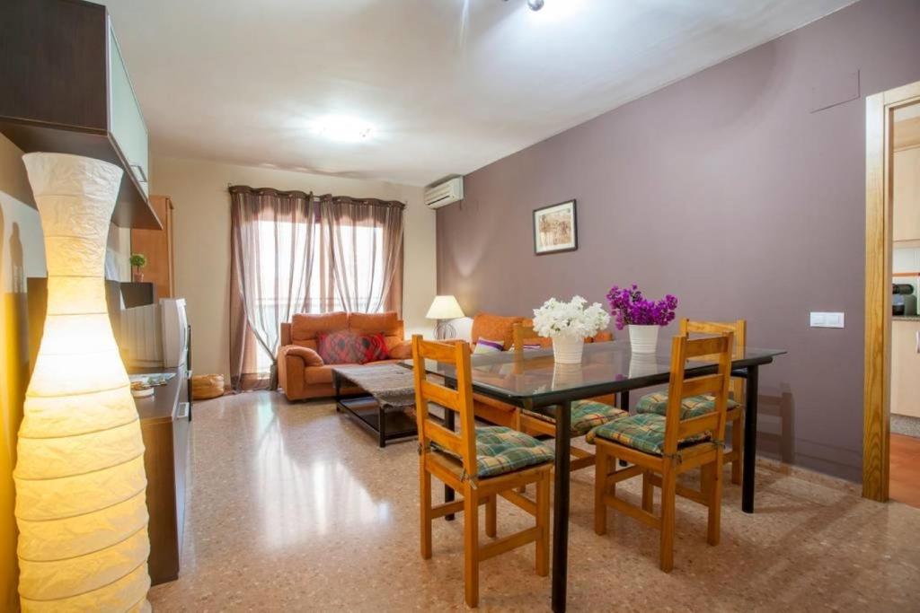 Una cocina y un comedor con mesa y sillas. en Apartamento Cerca De Valencia, en Ribarroja del Turia