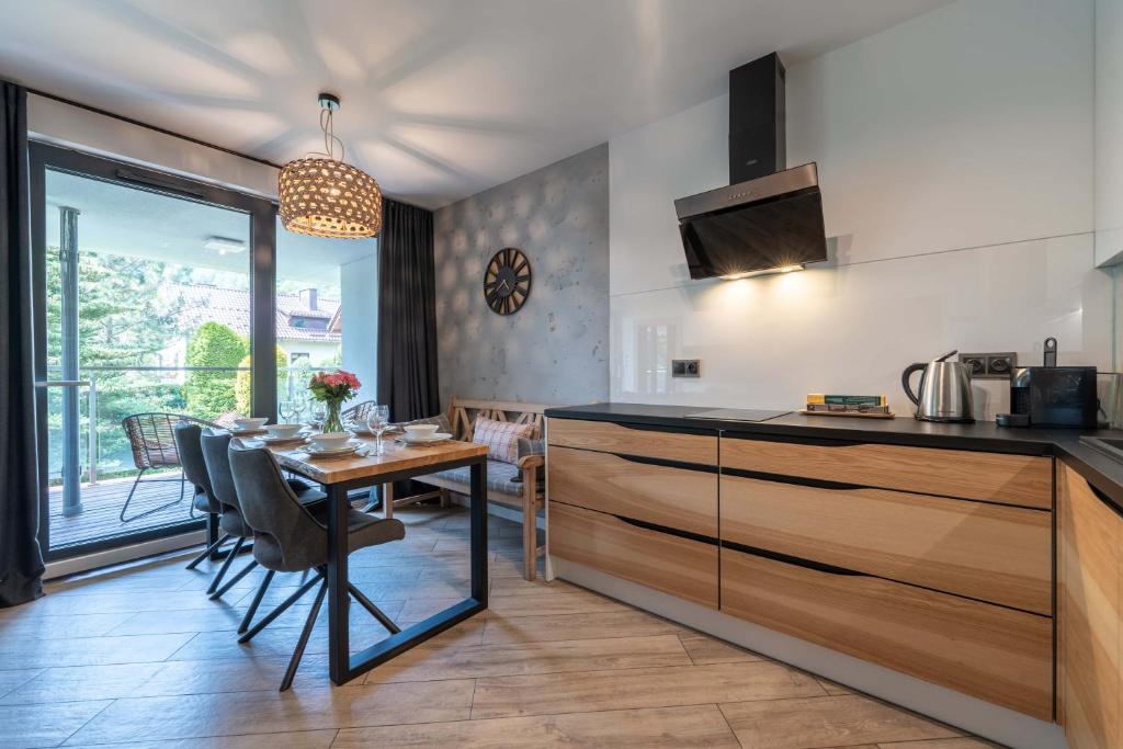 Kuchyň nebo kuchyňský kout v ubytování Apartamenty Kalinowa z sauną i bawialnią - Dream Apart