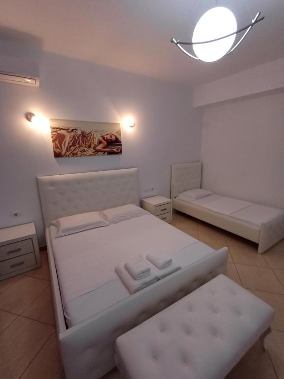 Postel nebo postele na pokoji v ubytování Hotel Sherifi