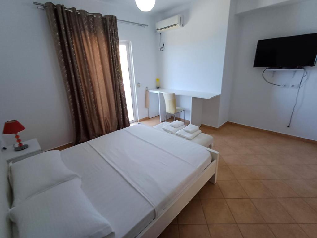 Postel nebo postele na pokoji v ubytování Hotel Sherifi