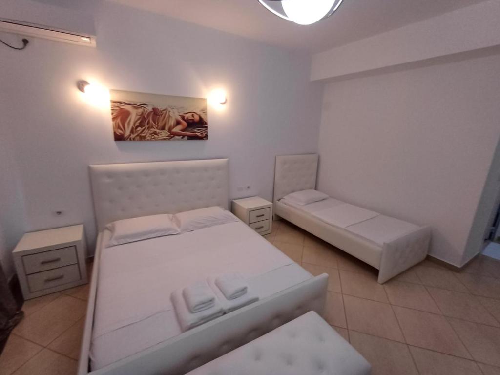 Postel nebo postele na pokoji v ubytování Hotel Sherifi
