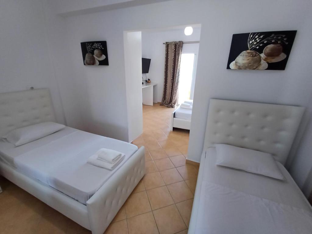 Postel nebo postele na pokoji v ubytování Hotel Sherifi
