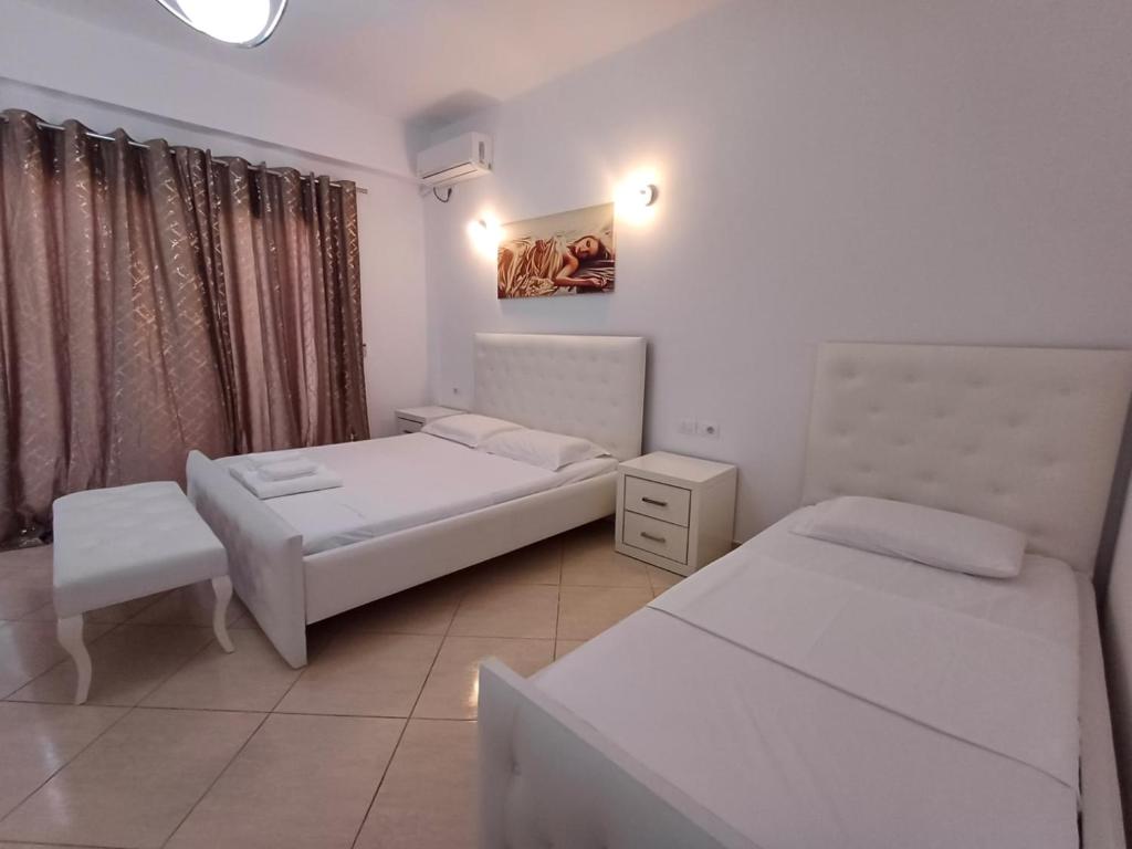 Postel nebo postele na pokoji v ubytování Hotel Sherifi