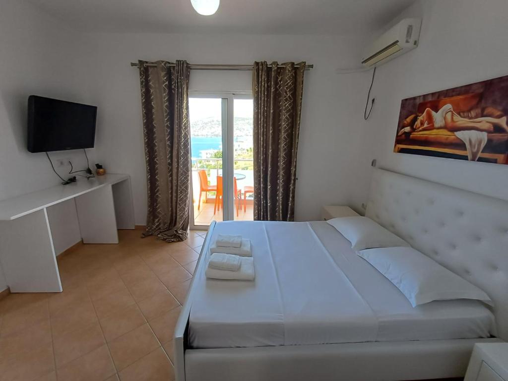 Postel nebo postele na pokoji v ubytování Hotel Sherifi