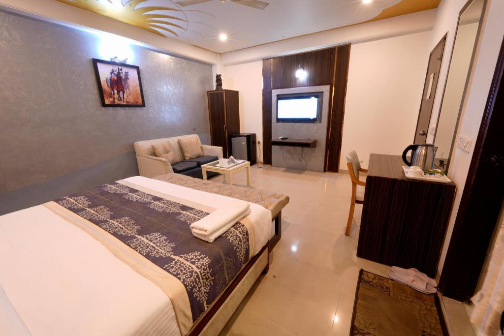 Postel nebo postele na pokoji v ubytování Hotel Oppera Mahipalpur- Delhi Airport