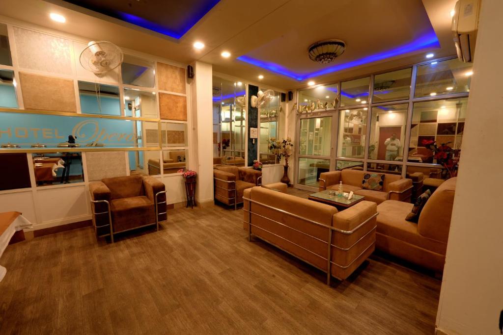 Posezení v ubytování Hotel Oppera Mahipalpur- Delhi Airport
