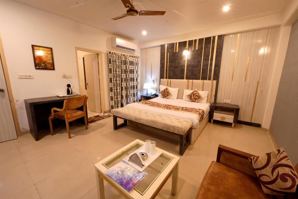 Postel nebo postele na pokoji v ubytování Hotel Oppera Mahipalpur- Delhi Airport