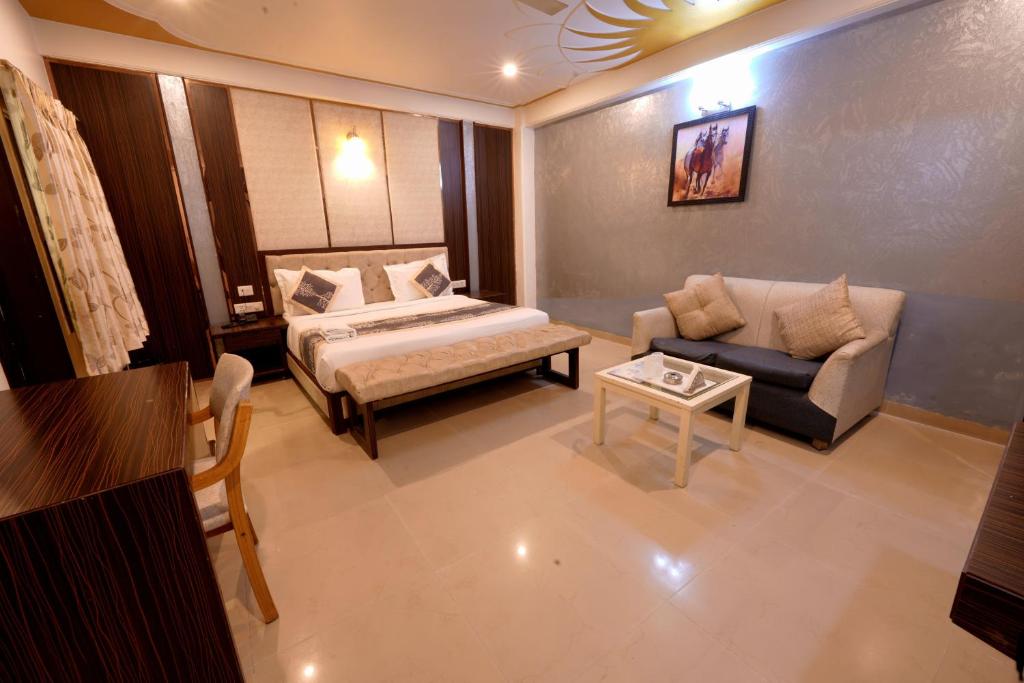 Postel nebo postele na pokoji v ubytování Hotel Oppera Mahipalpur- Delhi Airport