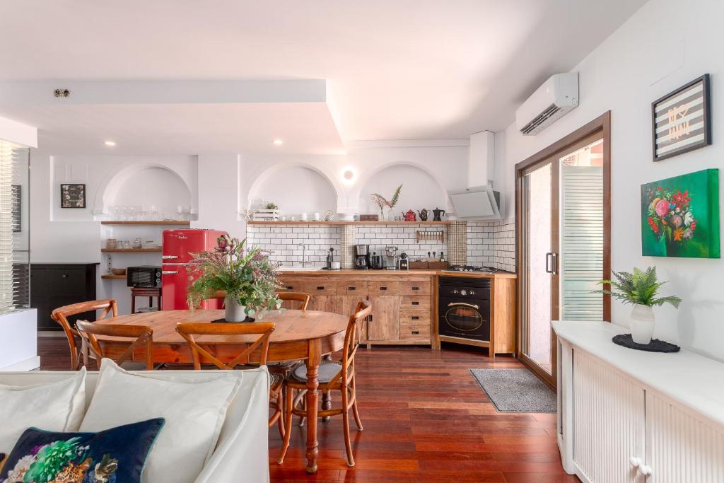 een keuken en eetkamer met een tafel en stoelen bij BAY VIEW in Altea