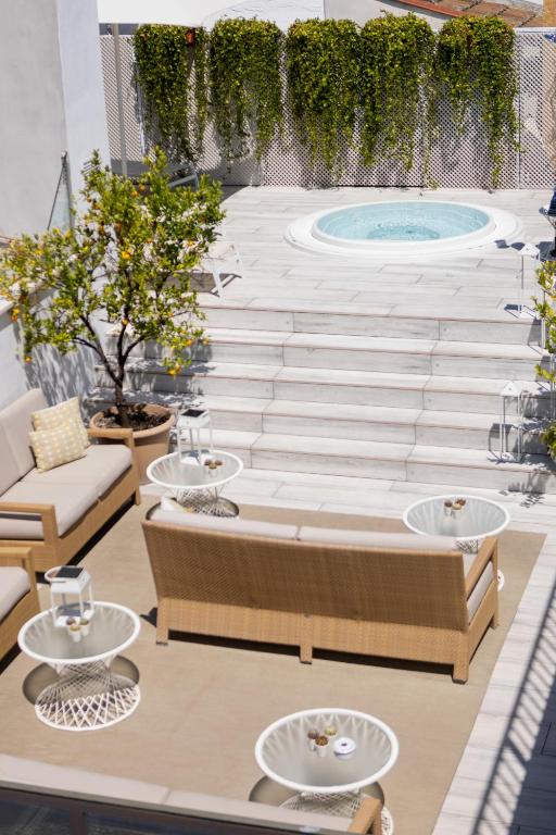 Bazén v ubytování Hotel Amadeus Sevilla nebo v jeho okolí