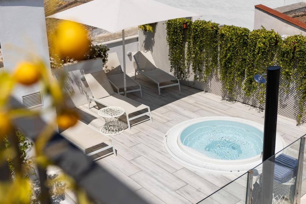 Bazén v ubytování Hotel Amadeus Sevilla nebo v jeho okolí