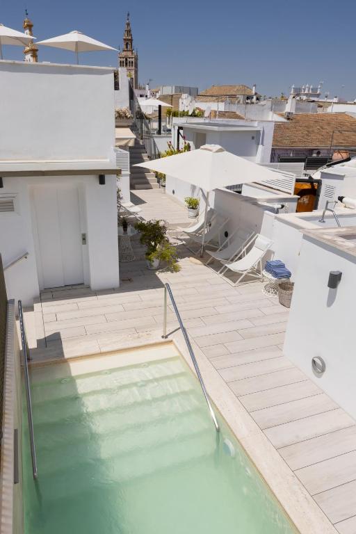 Bazén v ubytování Hotel Amadeus Sevilla nebo v jeho okolí