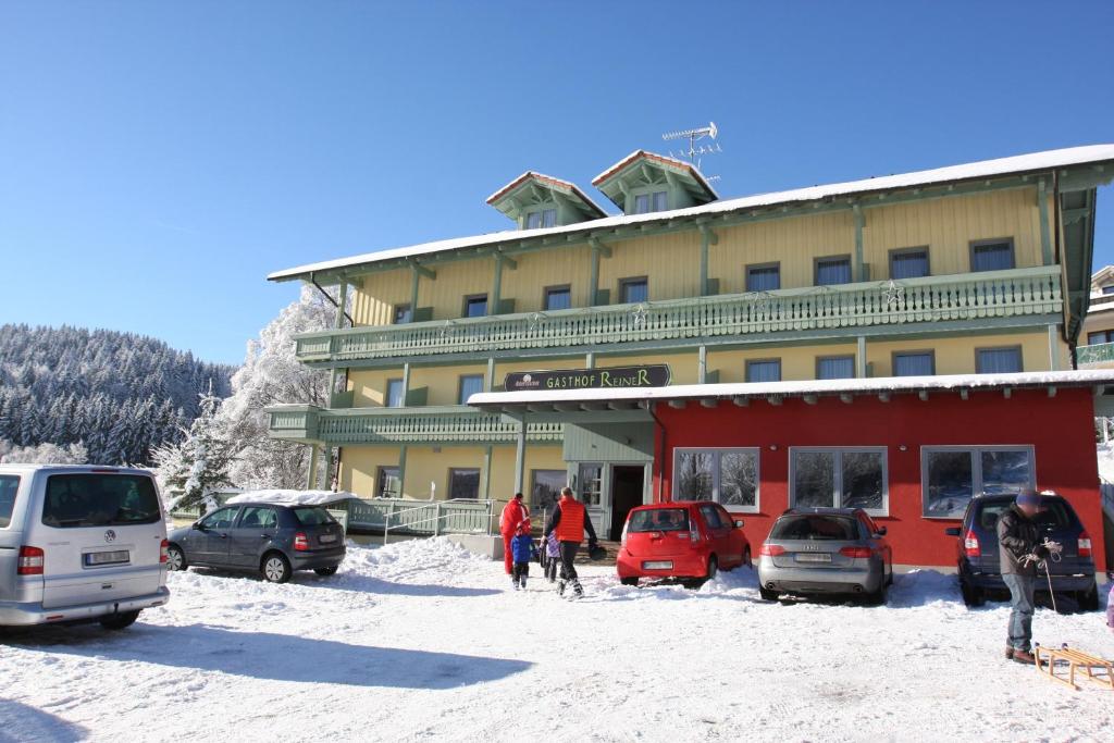 un grupo de personas parados fuera de un edificio en Gasthof Reiner, en Sankt Englmar