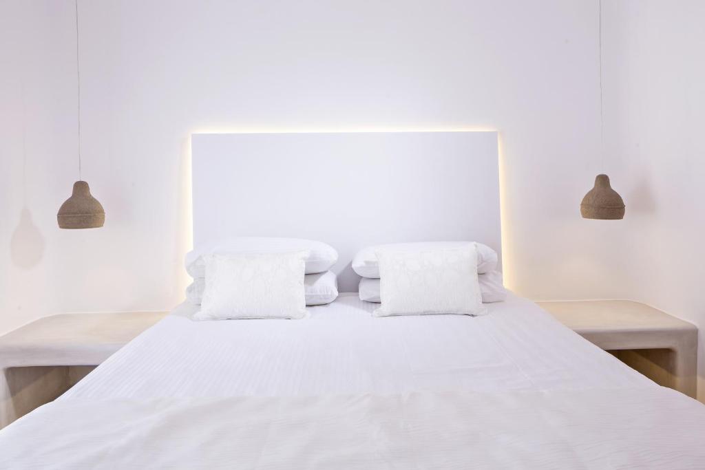 Una cama o camas en una habitación de Art Hotel Santorini