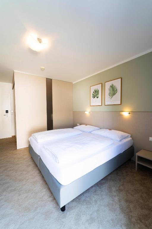 Posteľ alebo postele v izbe v ubytovaní motel22 Parkplatz inklusive