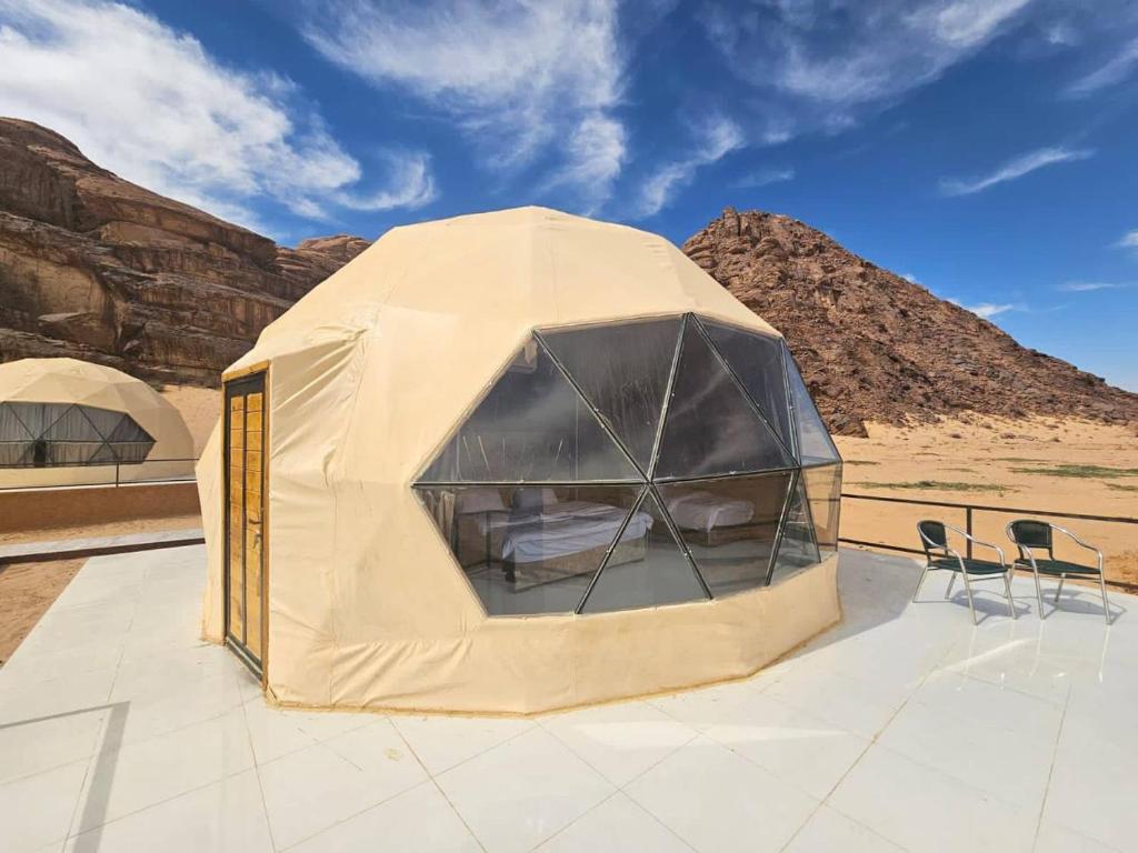 ein Zelt auf einem Gebäude in der Wüste in der Unterkunft Travel Wadi Rum in Wadi Rum