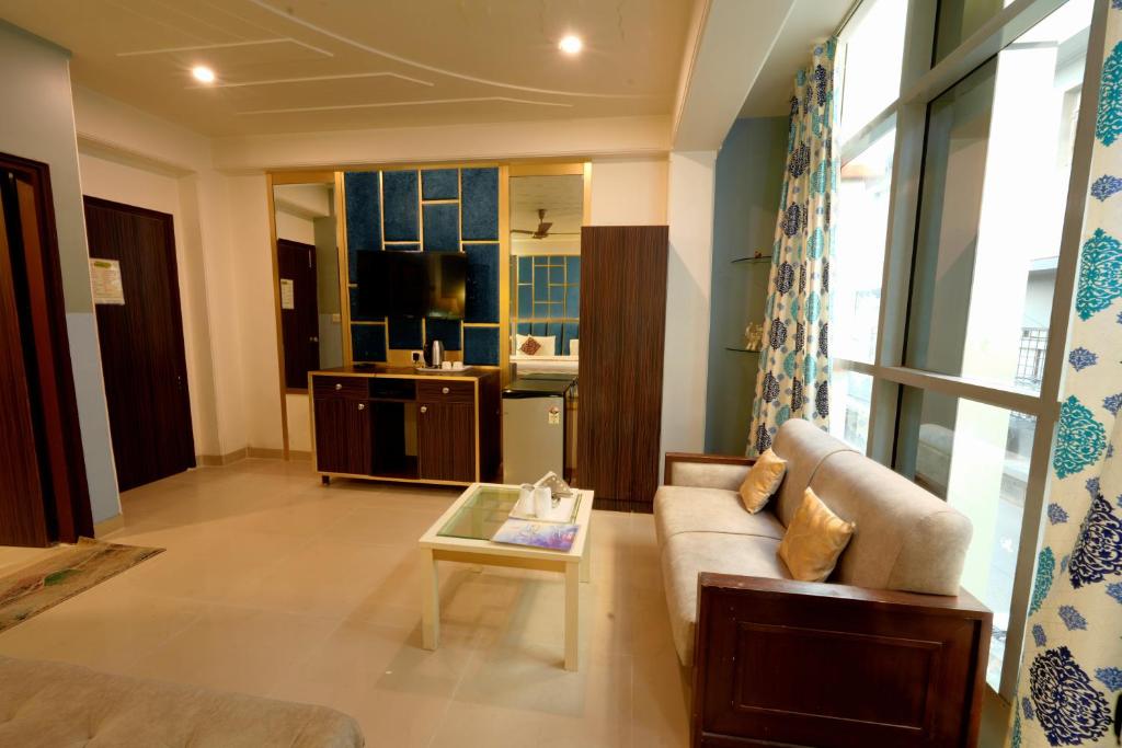 Kuchyň nebo kuchyňský kout v ubytování Hotel Oppera Mahipalpur- Delhi Airport