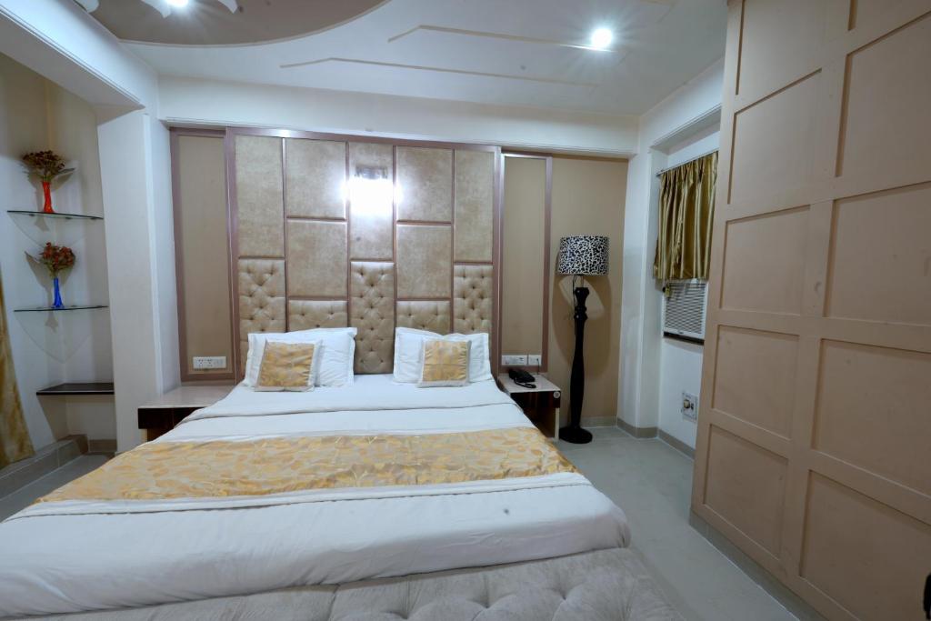 Postel nebo postele na pokoji v ubytování Hotel Oppera Mahipalpur- Delhi Airport