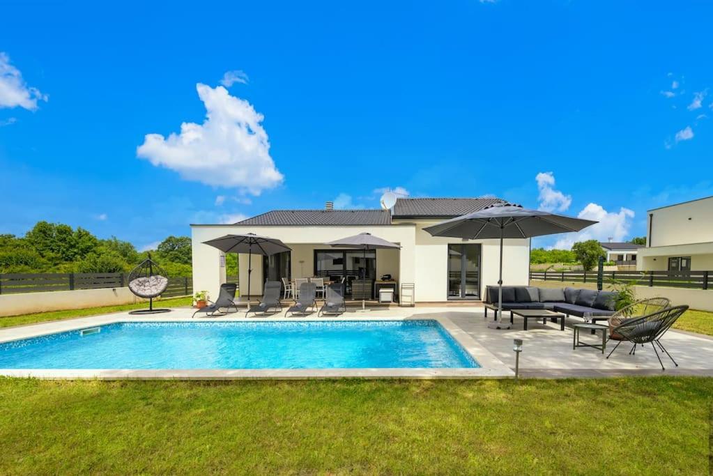 Bazén v ubytování Villa Anna-Emilia by IstriaLux nebo v jeho okolí