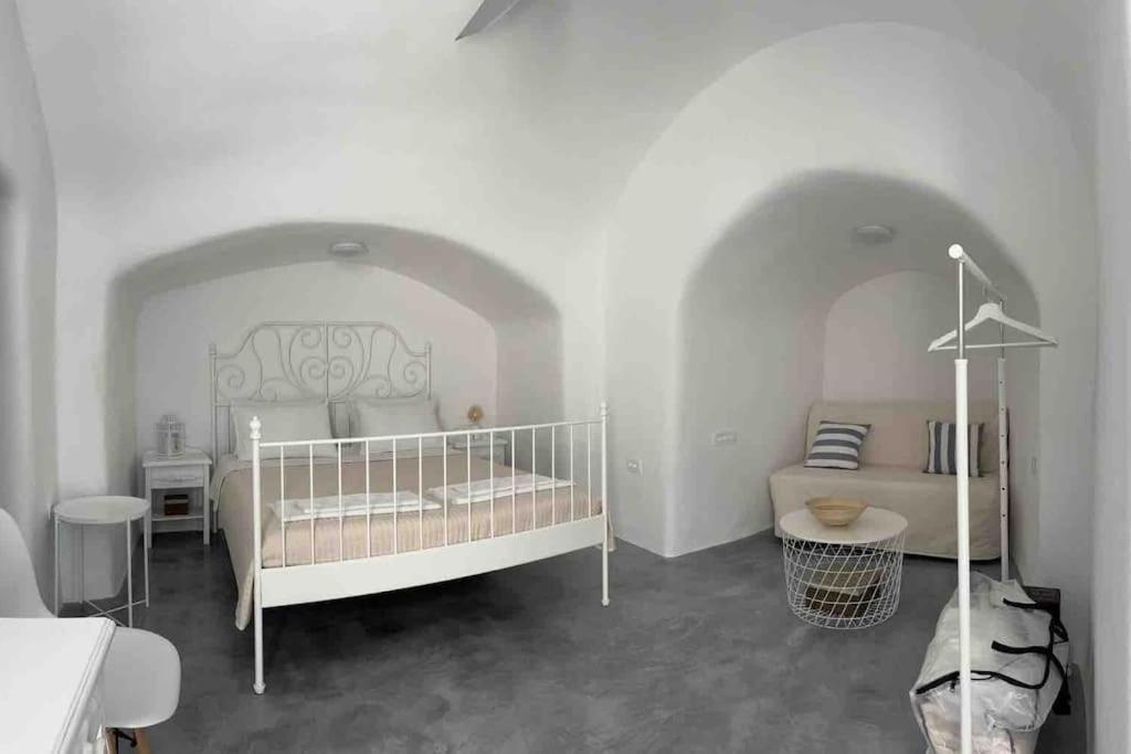 Cama o camas de una habitación en Unique small stonehouse at Thira