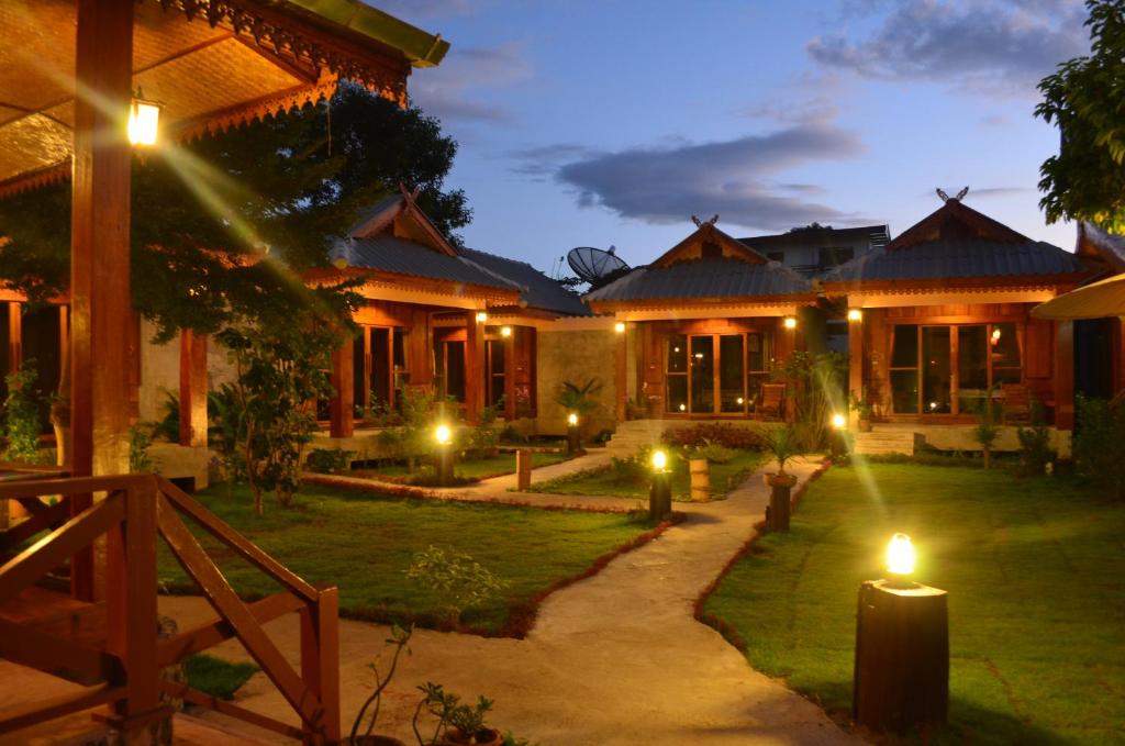 un complejo con velas en el patio por la noche en Baan Aew Pai, en Pai