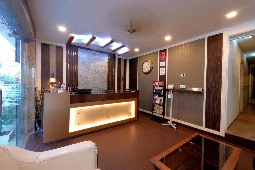 Posezení v ubytování Hotel Oppera Mahipalpur- Delhi Airport