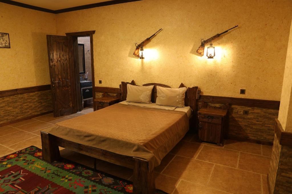 Un pat sau paturi într-o cameră la Sangar Gala Resort Hotel