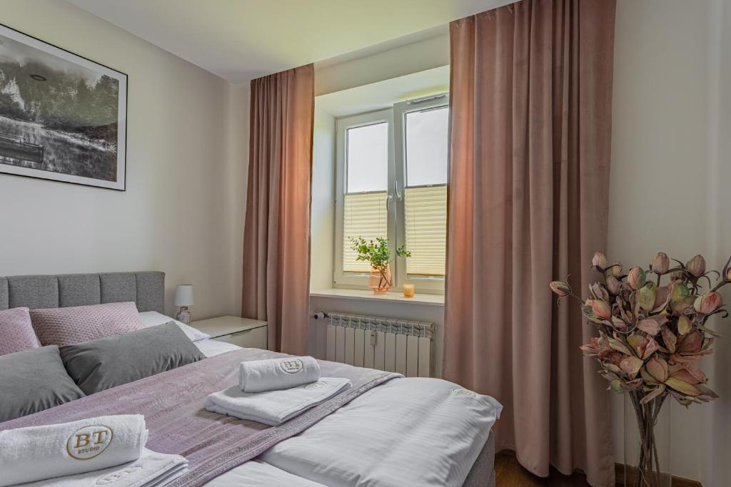 シュツァブニツァにあるBT Studioのベッドと窓のある寝室