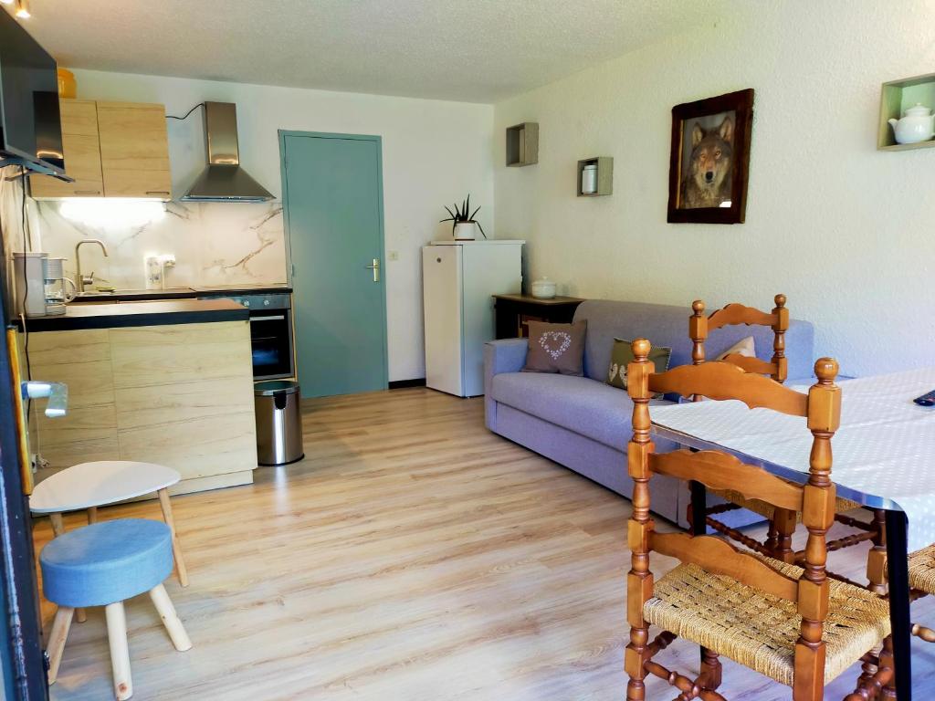 une cuisine et un salon avec un canapé dans l'établissement OVGMontgenevre, à Montgenèvre